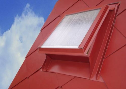 Horganyzott tetőnyílás makrolonnal, 600 x 600, piros